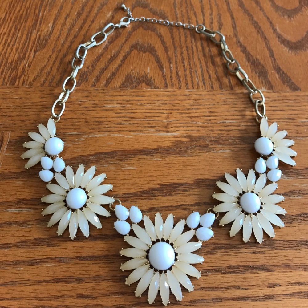 Flower detailed necklace