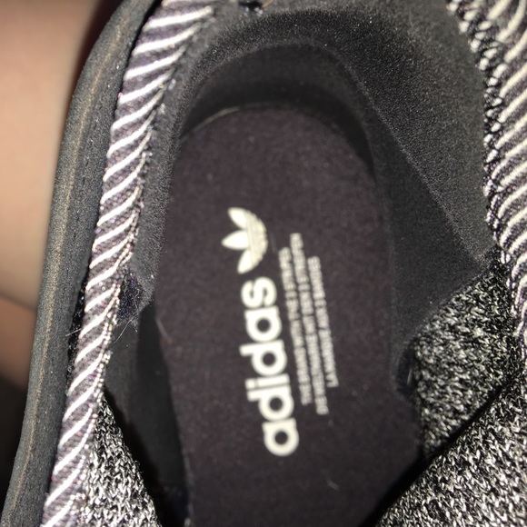 Size 8 adidas tubular - Picture 5 of 6