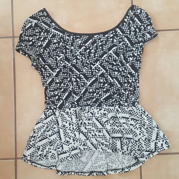 Black and white top - Picture 1 of 2