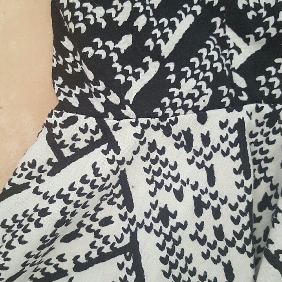 Black and white top - Picture 2 of 2