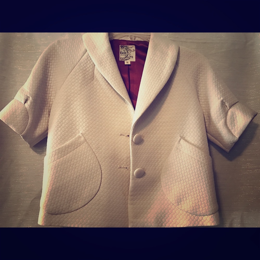 Small white Jacket with short sleeves