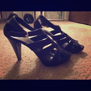 Price Reduction! The perfect black heel! 4.5 in.