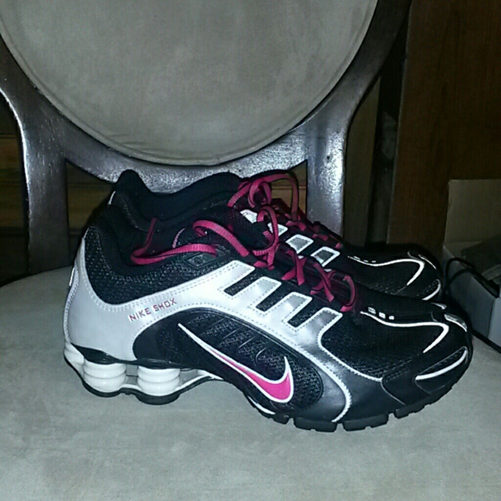 NIKE SHOX