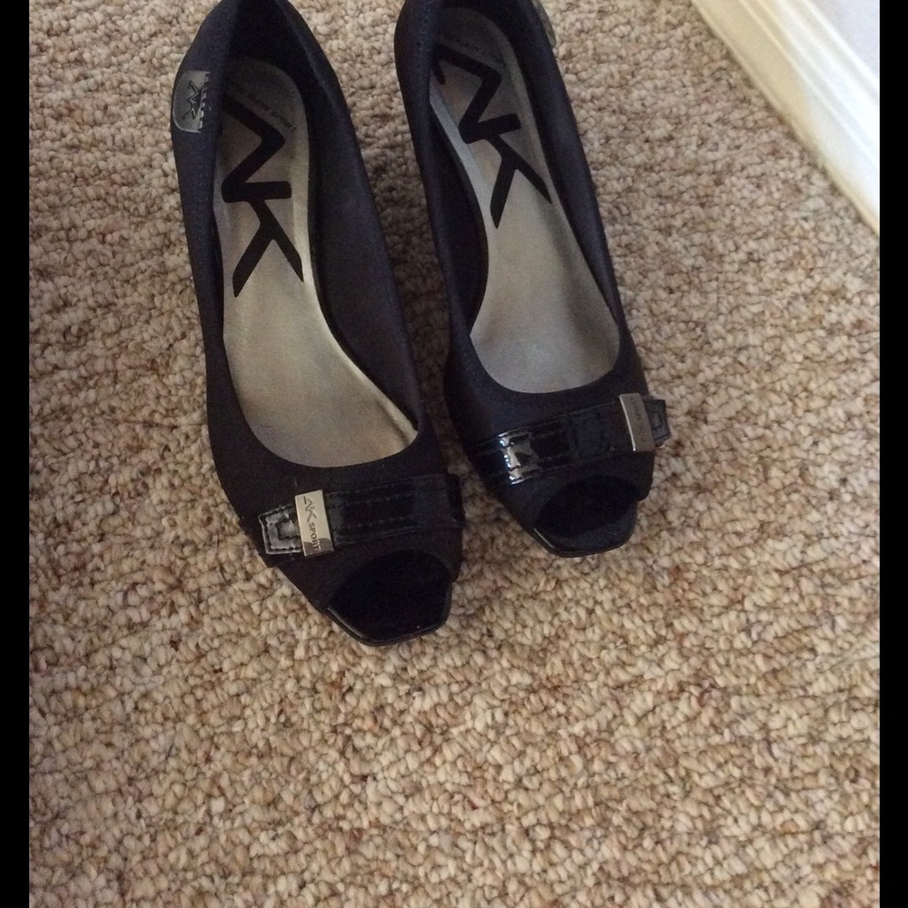 Anne Kline black wedge