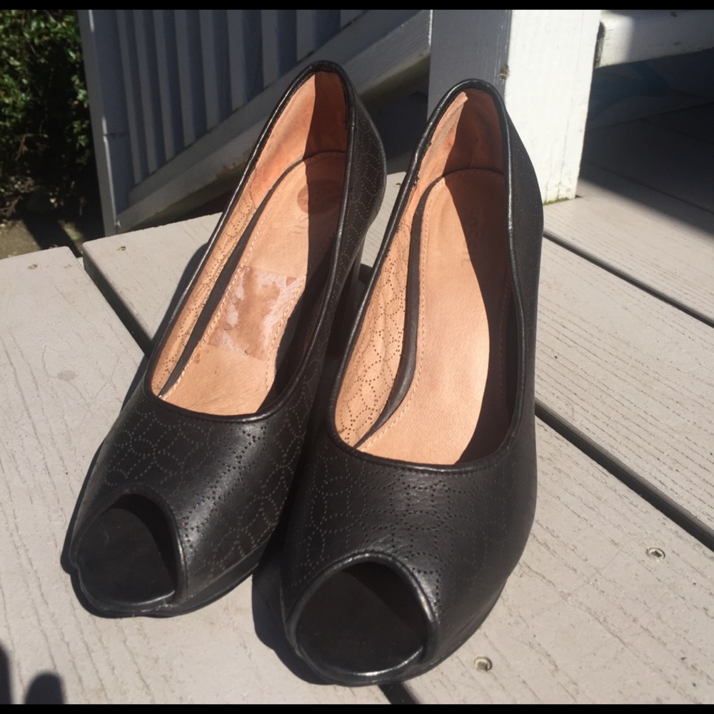 Fossil peep toe heels.  Black leather size 8.