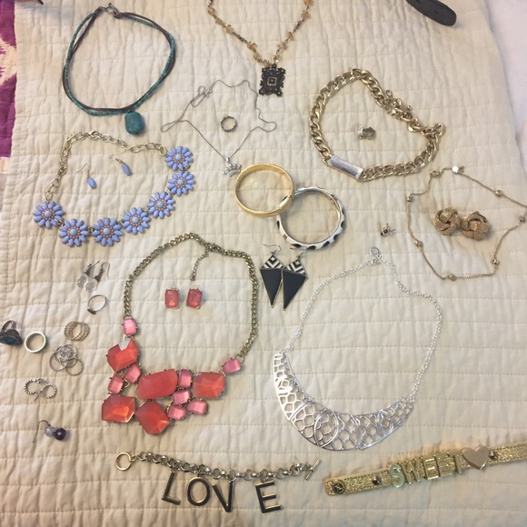 BUNDLE OF JEWELRY (Necklaces, Earrings, Bracelets) - Picture 8 of 8