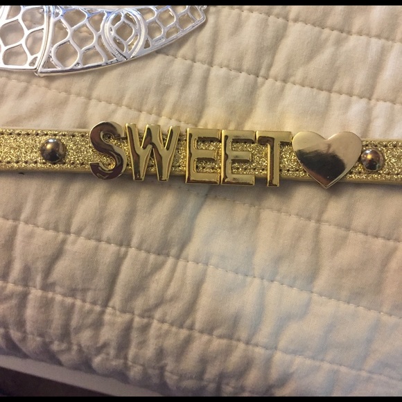 BUNDLE OF JEWELRY (Necklaces, Earrings, Bracelets) - Picture 2 of 8