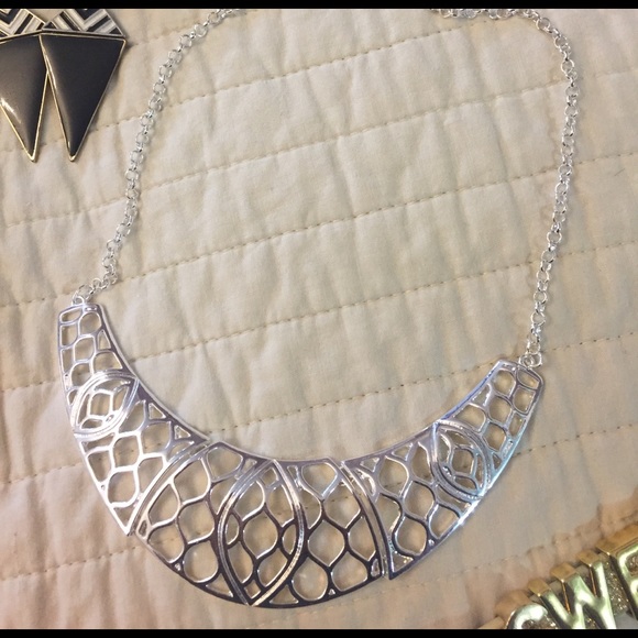 BUNDLE OF JEWELRY (Necklaces, Earrings, Bracelets) - Picture 3 of 8