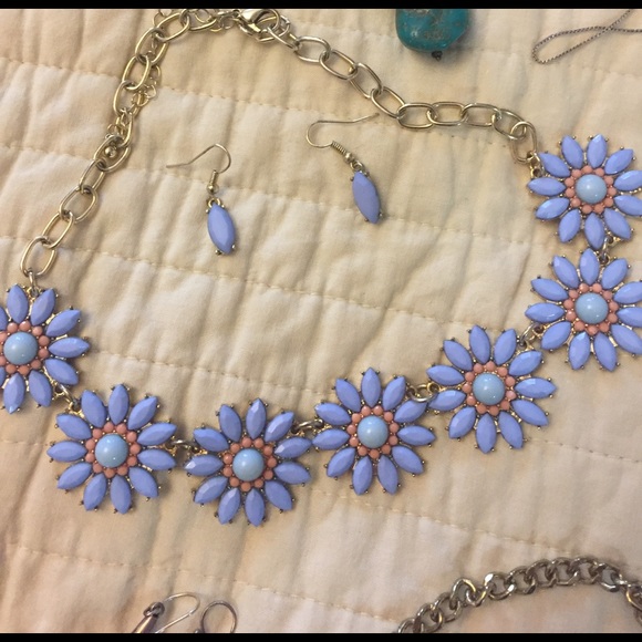 BUNDLE OF JEWELRY (Necklaces, Earrings, Bracelets) - Picture 7 of 8