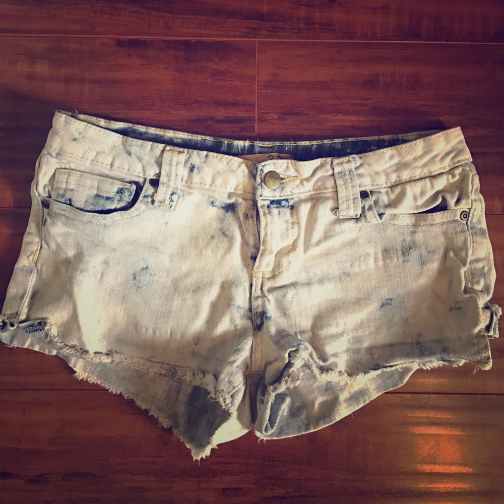 Acid wash low rise short shorts