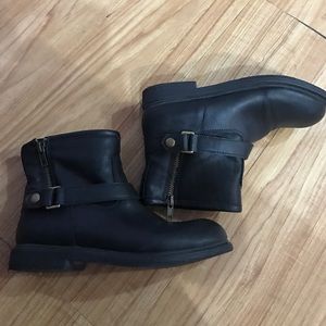 Short leather shoes