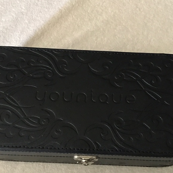 Younique 3D mascara and makeup box - Picture 2 of 3