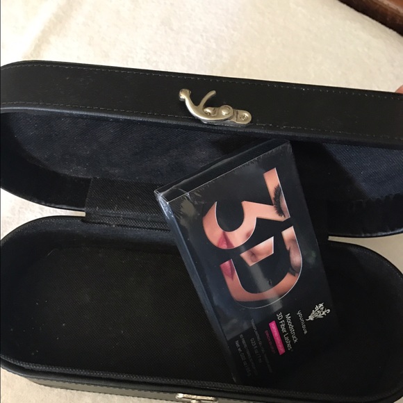 Younique 3D mascara and makeup box - Picture 3 of 3