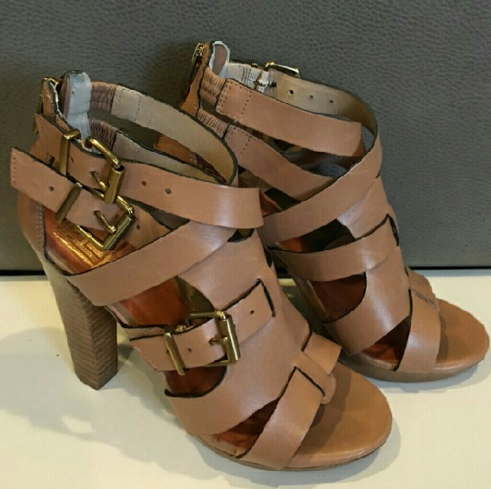 Pour la Victoire light brown strappy sandals