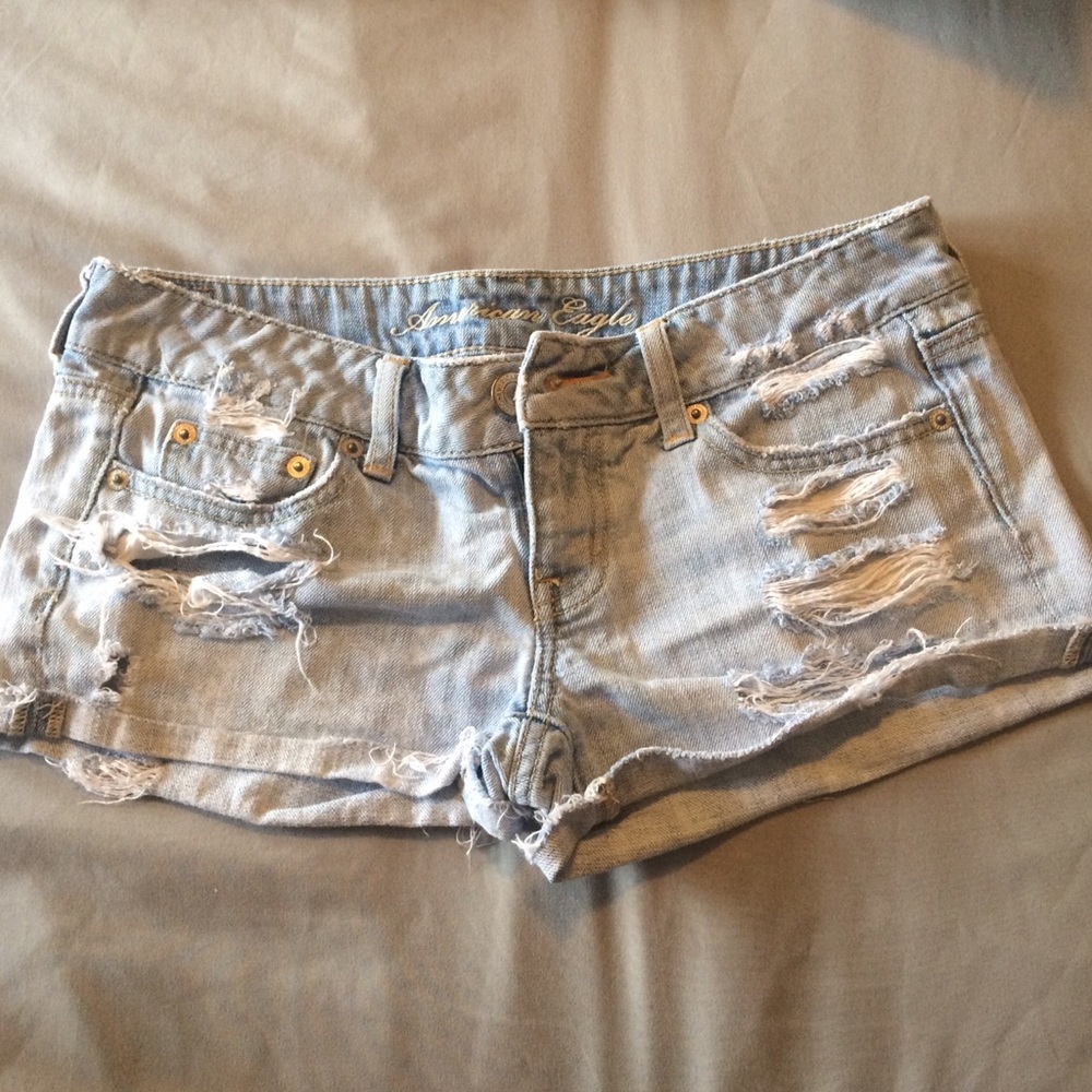 Distressed American Eagle low-rise, light shorts