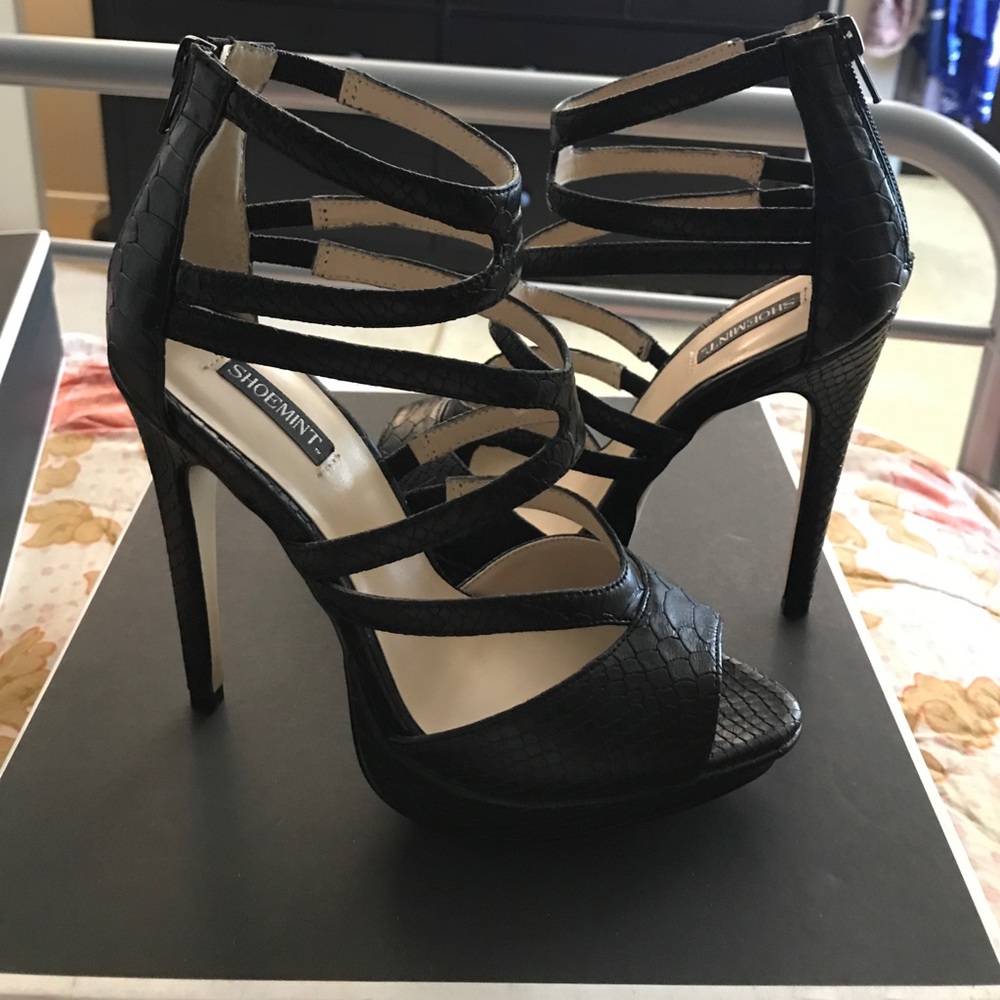 Shoemint - Appolina Black Python printed sandal.