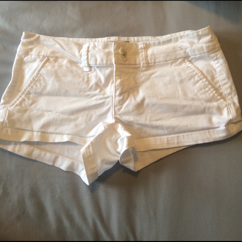 American Eagle white, low rise short