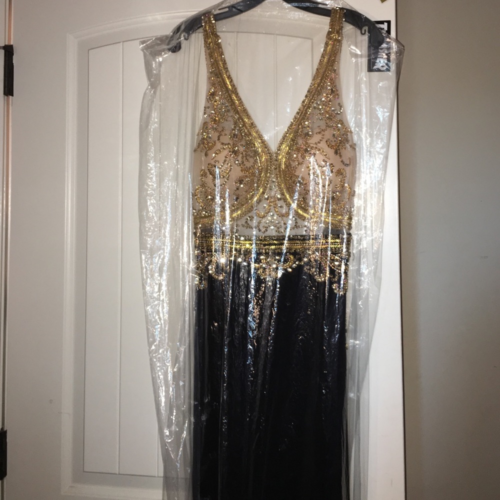Black and gold sequins prom dress!!