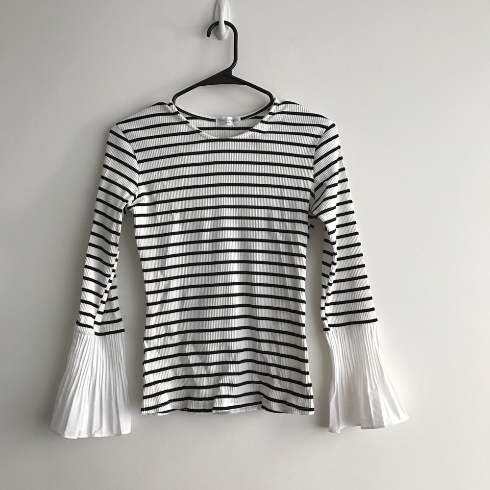 Pre Owned like new ruffle big sleeve striped top