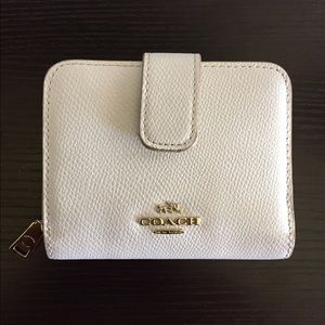 White COACH wallet! 💸