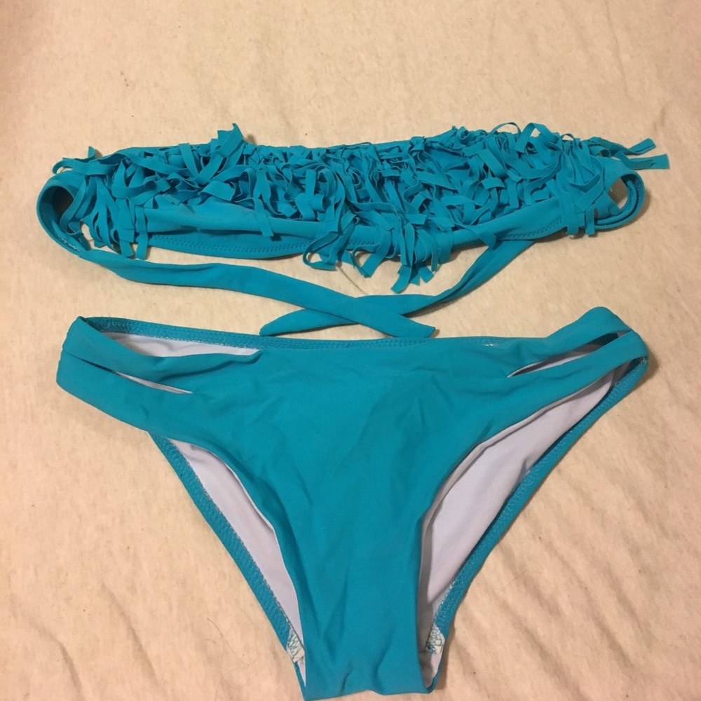 Bikini - Picture 2 of 3