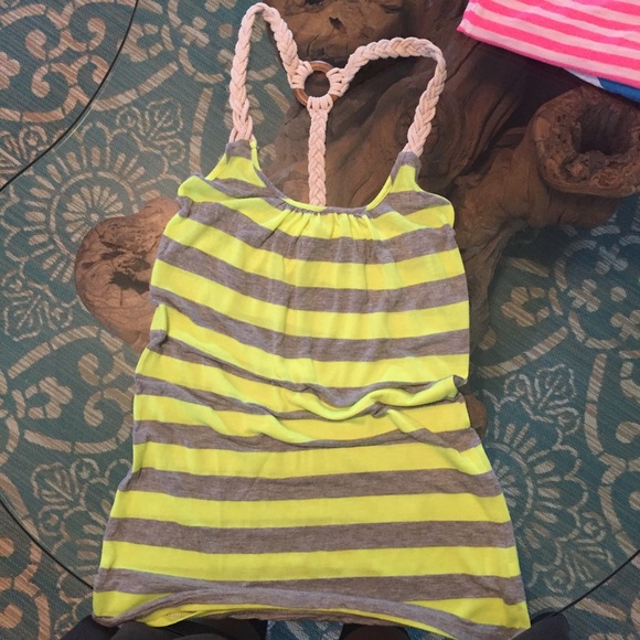 BUNDLE OF SHIRTS ☀️ Summer Shirts - Picture 4 of 4