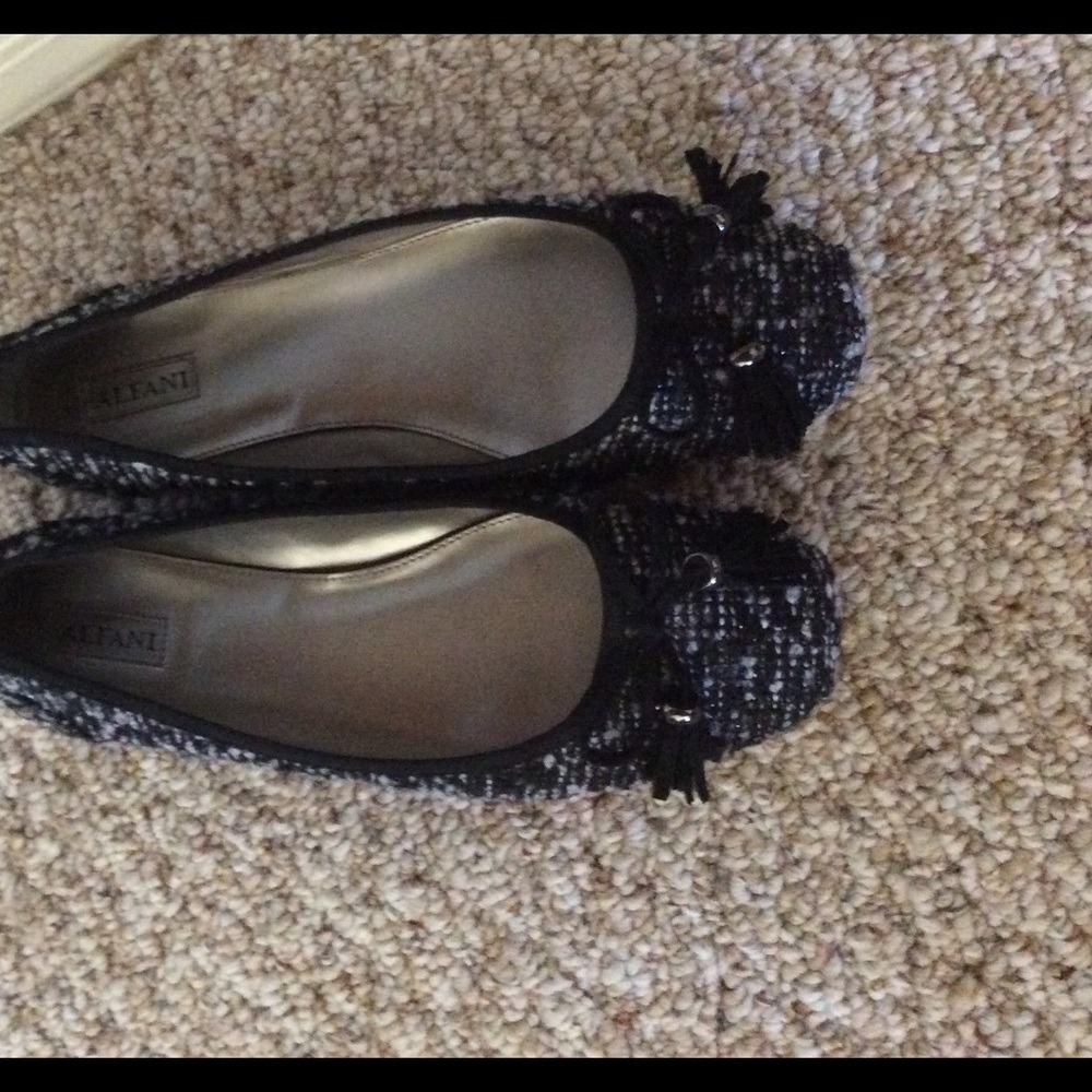 Alfani black and white flats! New!!! 9.5