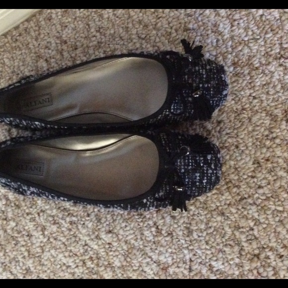 Alfani black and white flats! New!!! 9.5 - Picture 1 of 3