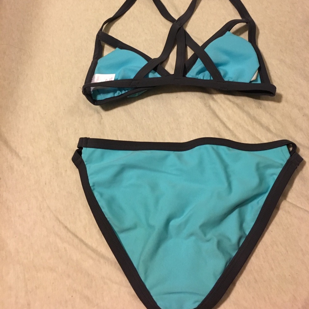 Bikini - Picture 3 of 3