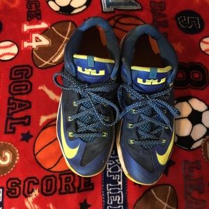 NIKE LeBron XI Low