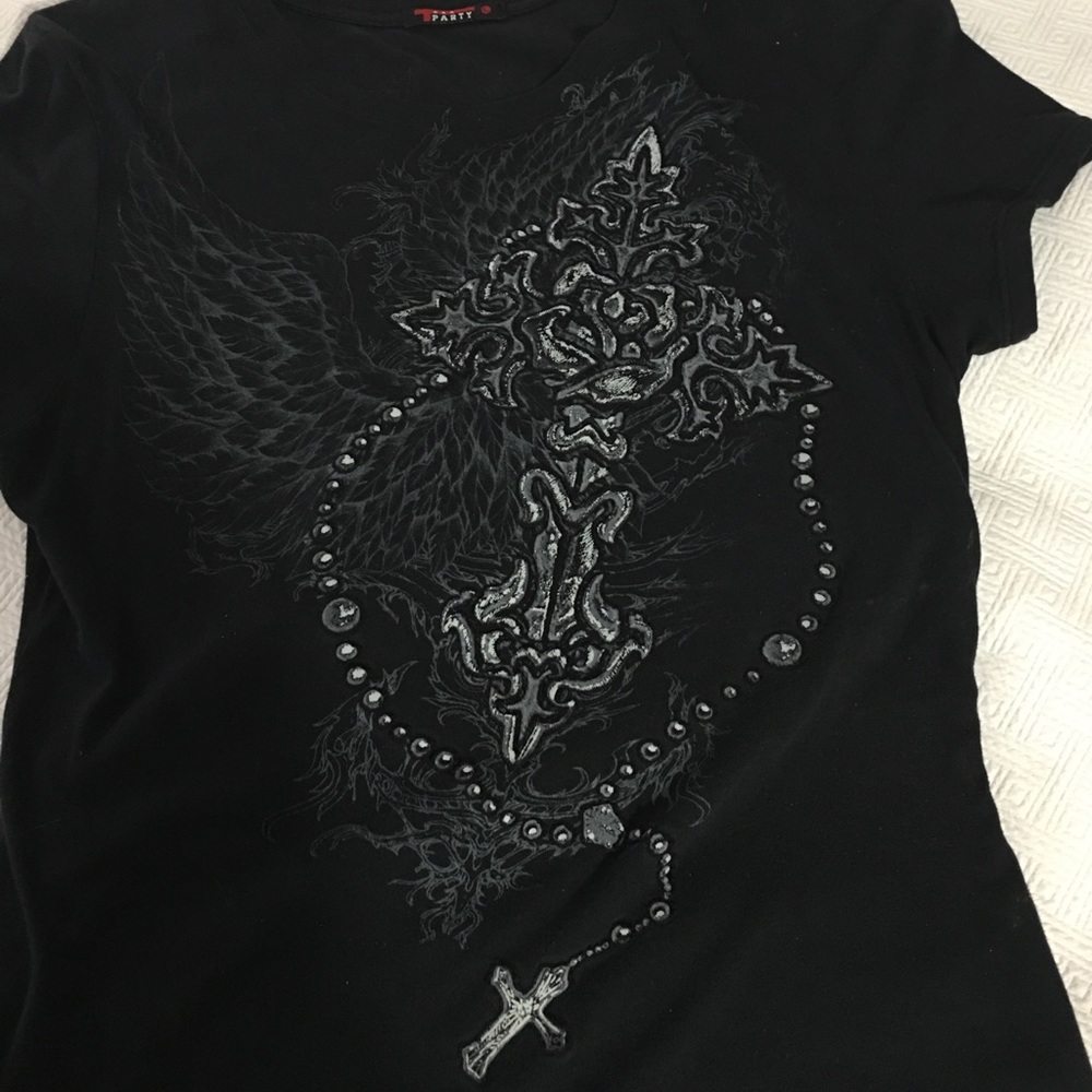 Black tee with raised cross on front & wings back - Picture 3 of 5