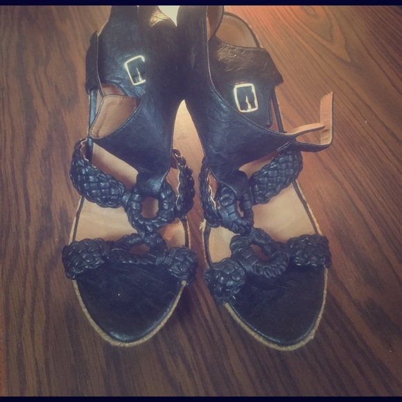Black and wicker tan platform wedges - Picture 1 of 2