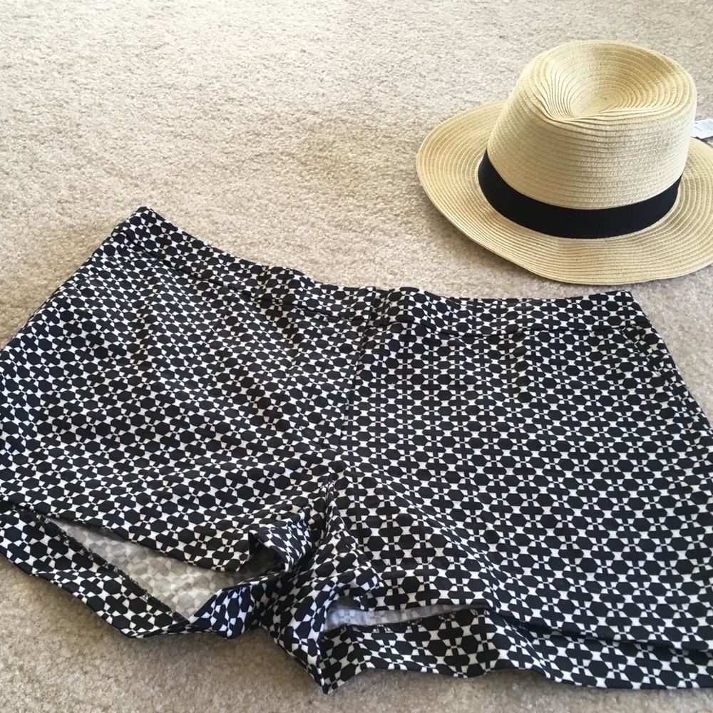 Black and white cotton shorts with pockets