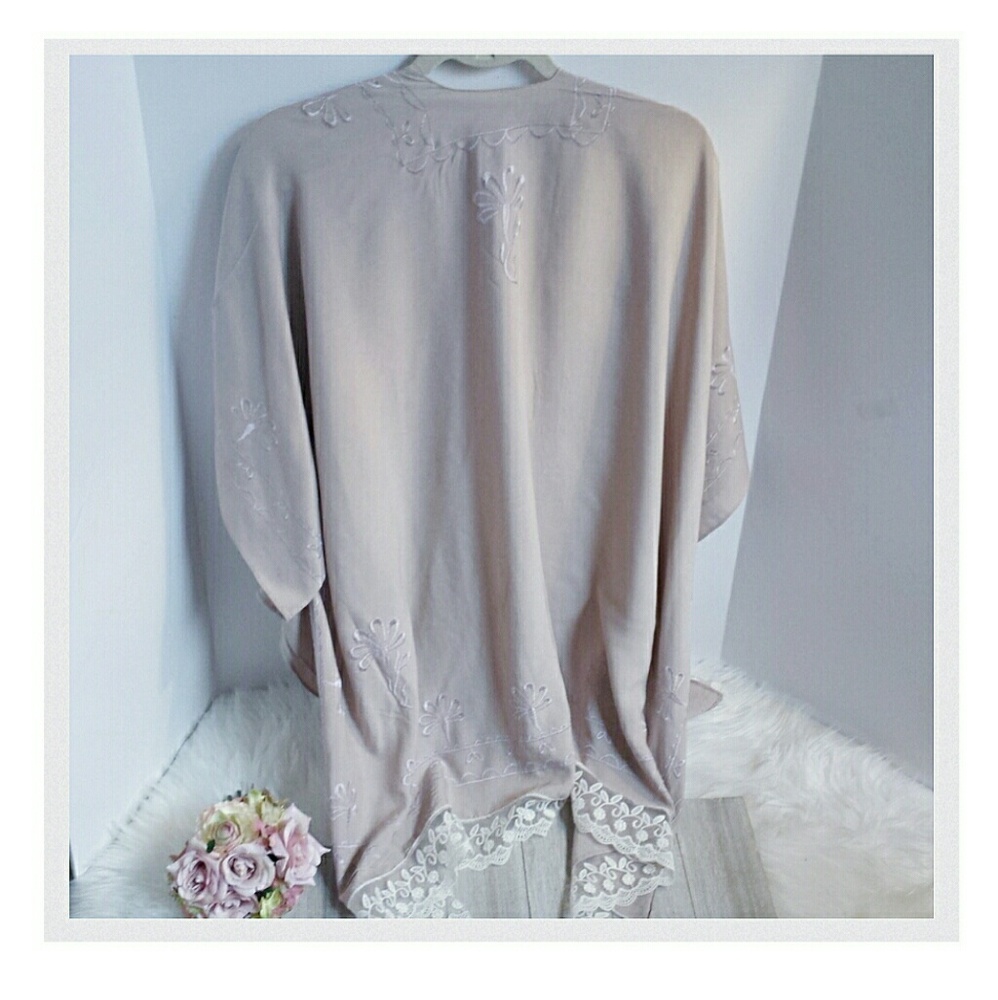 Beige Lace Kimono with Purple Embroidery - Picture 5 of 6