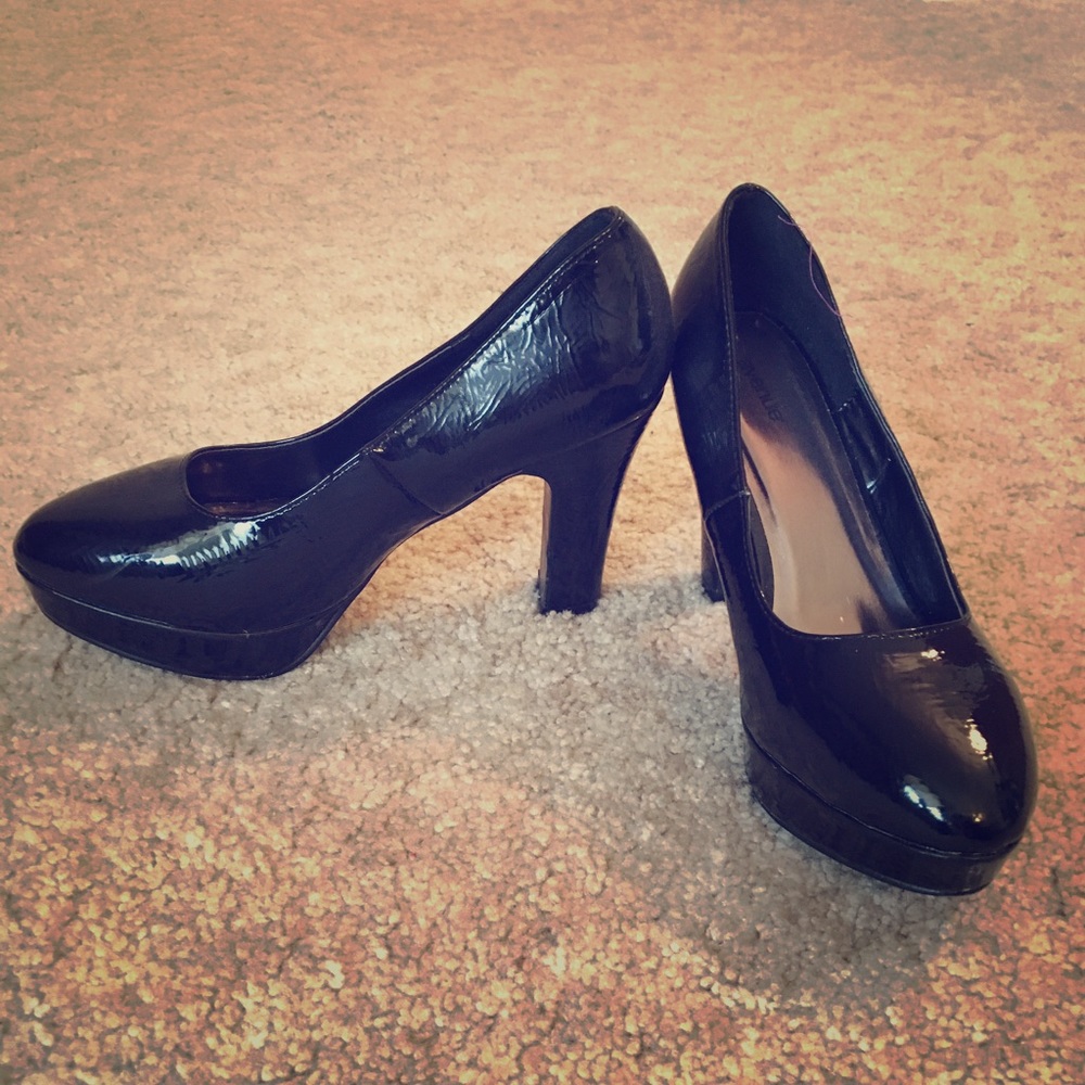 Avenue Black Patent Platform Heels size 8W