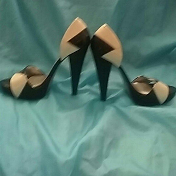 High heals - Picture 2 of 3