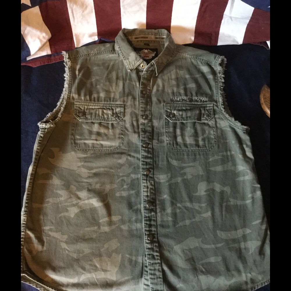 Camo Sleeveless Buttondown Shirt