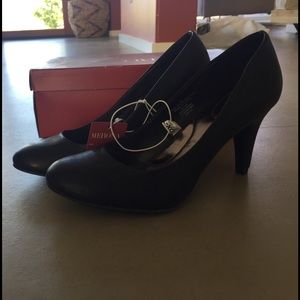 Rounded Toe Black Pumps