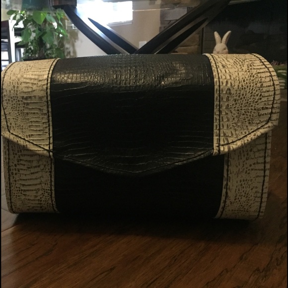 Black and white purse - Picture 1 of 4