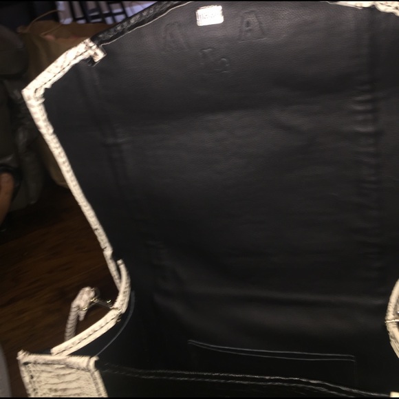 Black and white purse - Picture 3 of 4