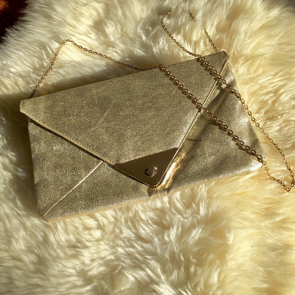 Gold sparkly vegan clutch with a chain strap - Picture 2 of 4