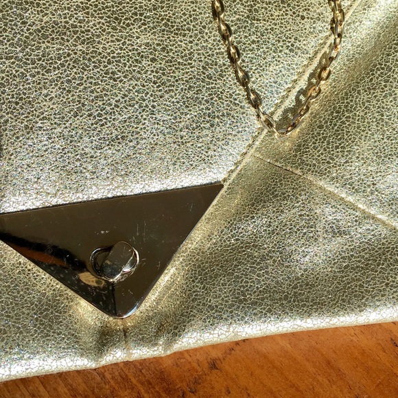Gold sparkly vegan clutch with a chain strap - Picture 3 of 4
