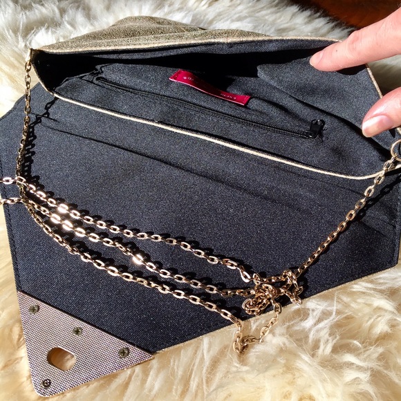 Gold sparkly vegan clutch with a chain strap - Picture 4 of 4