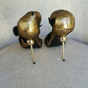 NWOB Roger Vivier Gold Scotch Tape Pumps