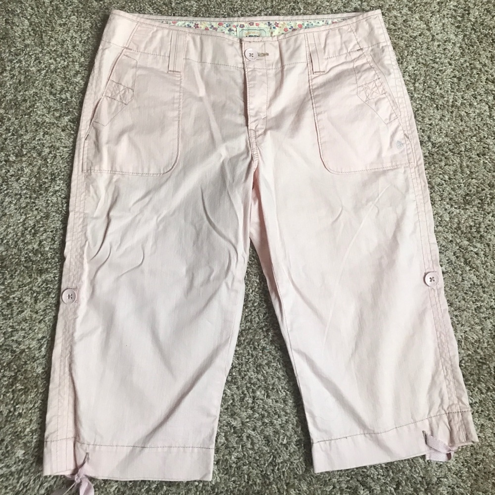 Light pink Levi's capris