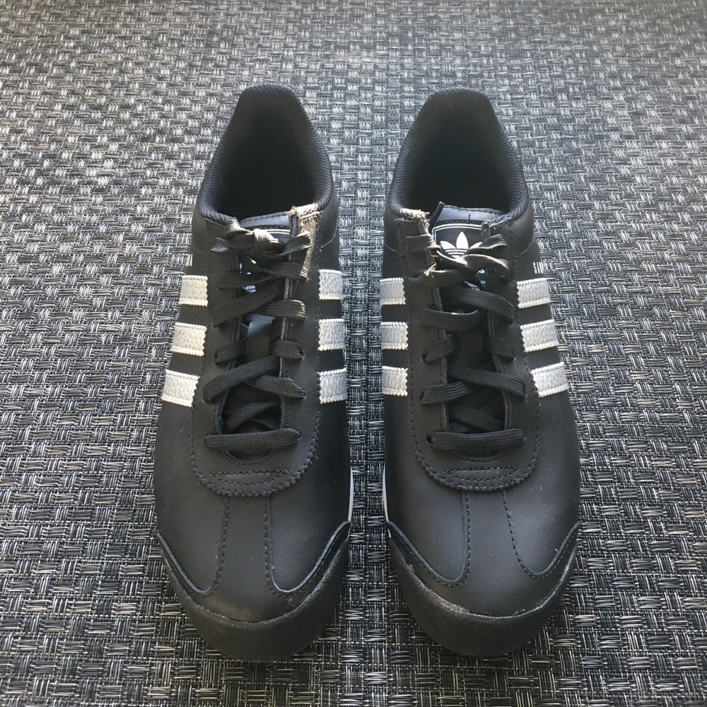 LIKE NEW Adidas black Samoa sneaker 7.5/8