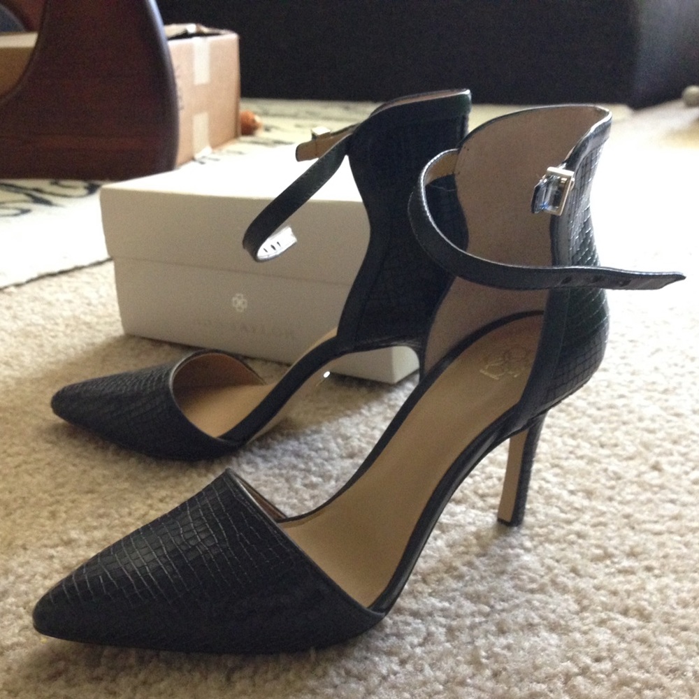 Brand new Ann Taylor Sz 6 Navy Blue Strappy Heels