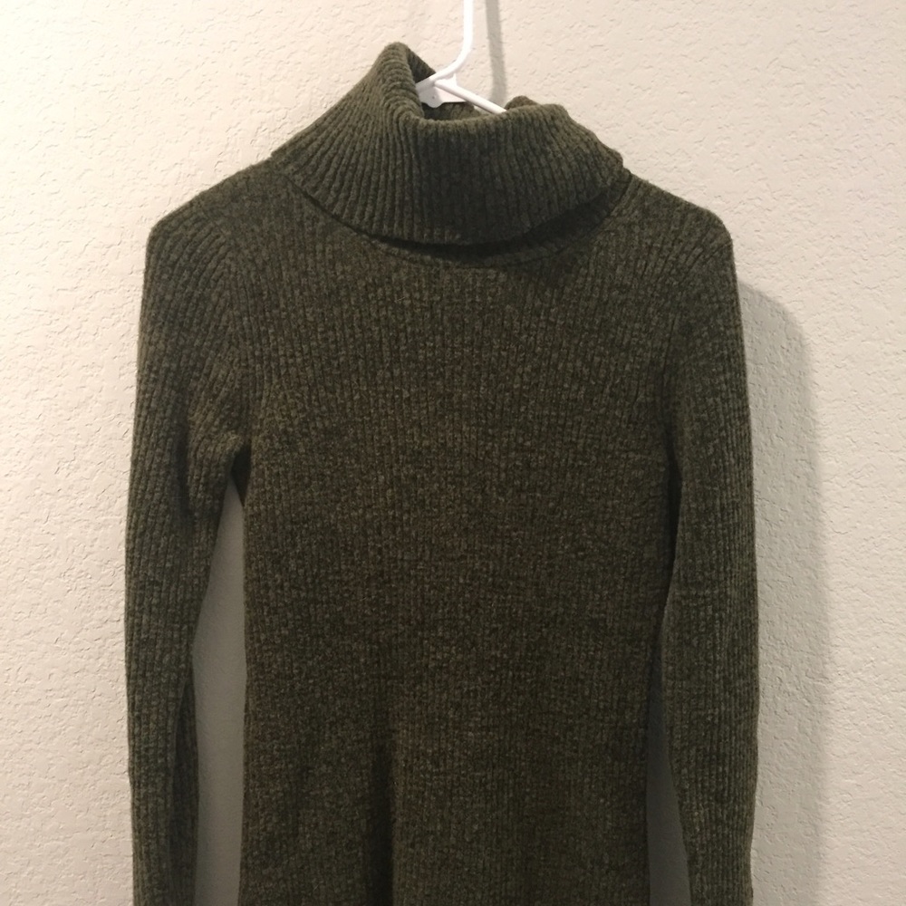 Banana Republic green turtleneck sweater