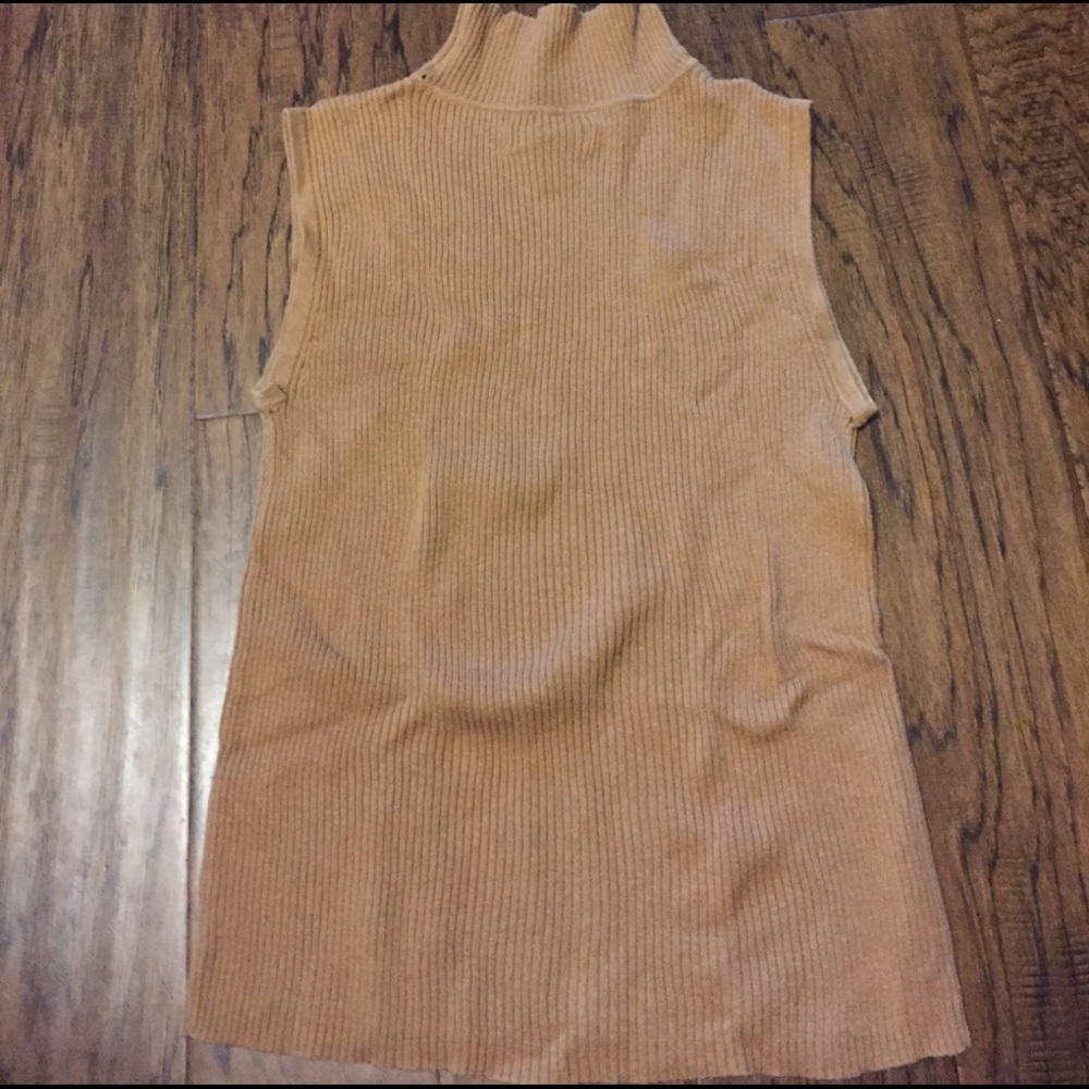 Sleeveless brown shirt