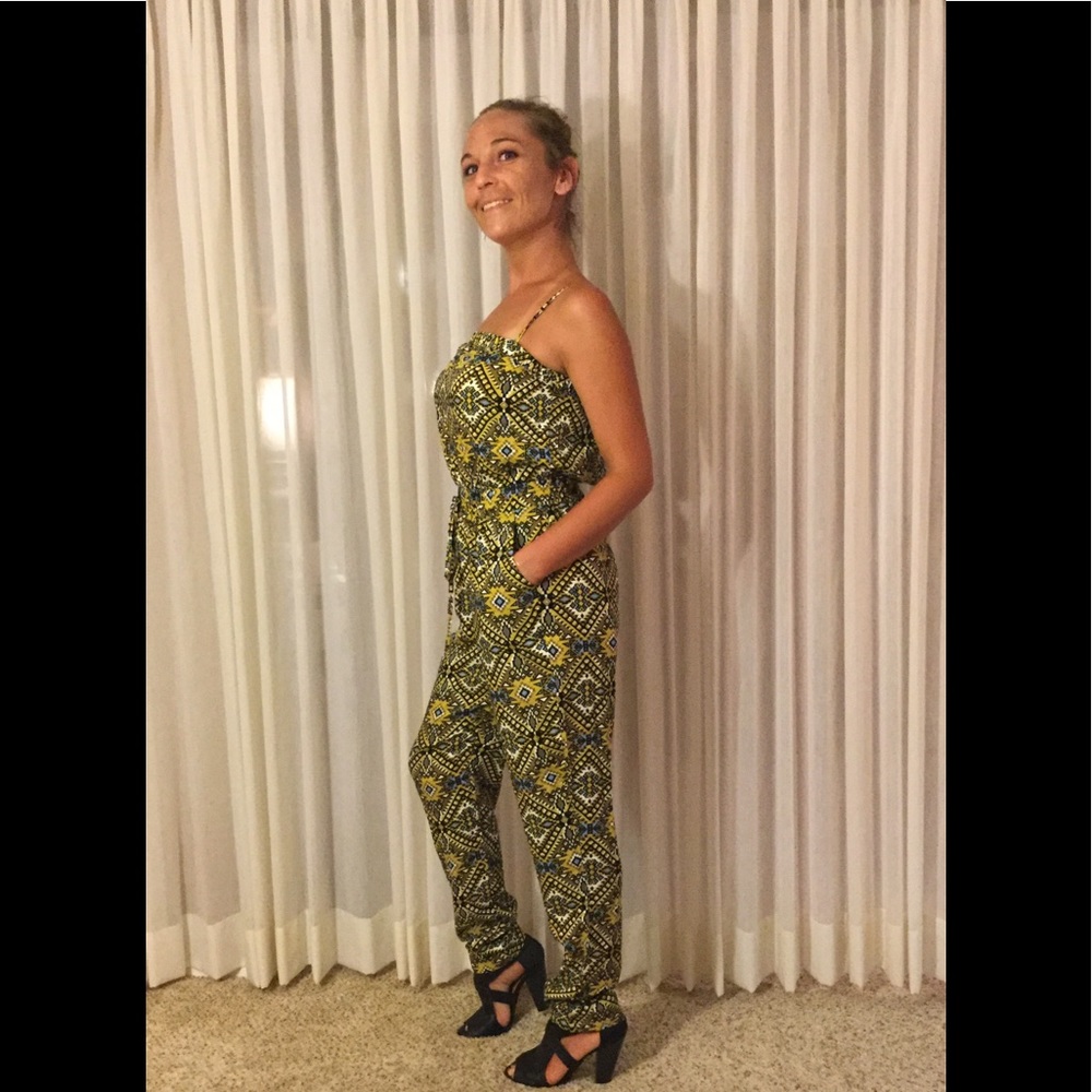 NEW Boutique Unique multicolored print jumpsuit. - Picture 4 of 8